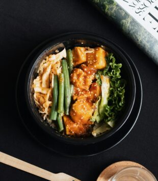 Eine gesunde proteinreiche Tofu Bowl aus pflanzlichen Proteinen.