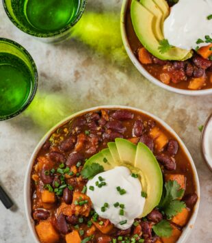 Ein gesundes Chili sin Carne mit diversen pflanzlichen Proteinquellen.