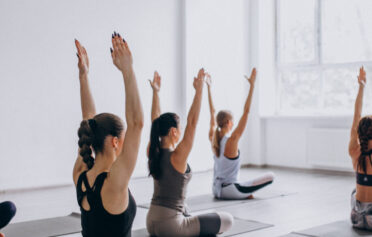 Gruppe von Frauen macht Yoga
