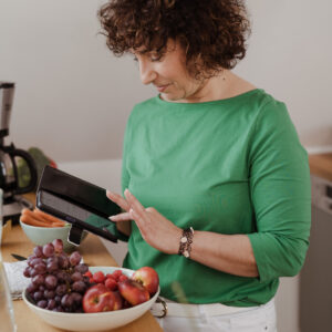 Frau nutzt Oviva Abnehm App