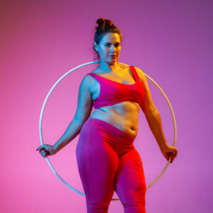 junge plus size Frau in Sportoutfit