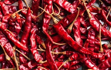getrockenete rote Chilis auf einem Blech