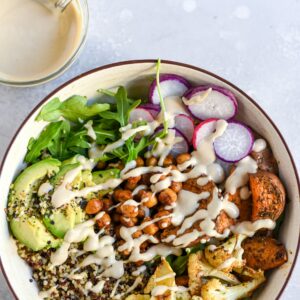 Bunte Gemüse Bowl mit Gemüse und pfanzlichen Proteinquellen als optimale Ernährung bei Fibromyalgie.
