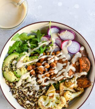 Bunte Gemüse Bowl mit Gemüse und pfanzlichen Proteinquellen als optimale Ernährung bei Fibromyalgie.