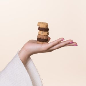 Hand_mit_keksen_heisshunger