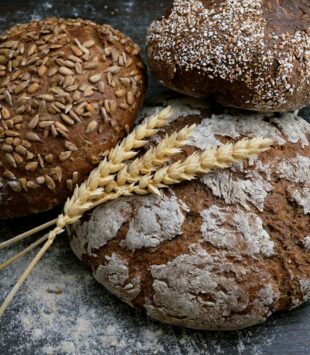 Drei glutenhaltige Brote sind übereinander gestapelt.