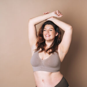 Glückliche Frau mit Übergewicht