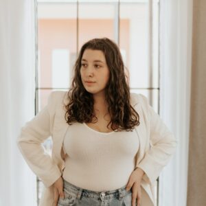 Junge Frau steht vor Fenster