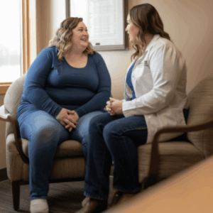 :ine übergewichtige Frau spricht mit ihrer Ärztin.