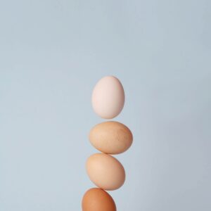 Ein Stapel aus verschieden farbigen Eiern.