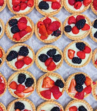 Kleine Fruchttötchen mit Himbeeren und Brombeeren.