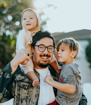 Vater mit zwei Kindern