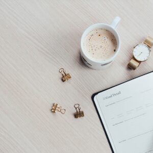 Tagesplanung bei einer Tasse Kaffee.