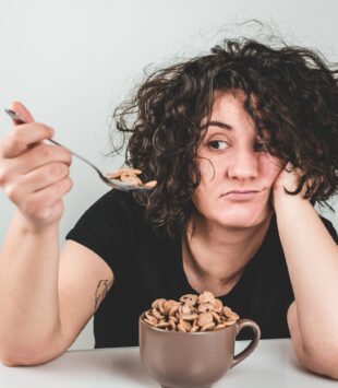 Frau ist frustriert, weil sie nicht weiter abnimmt.
