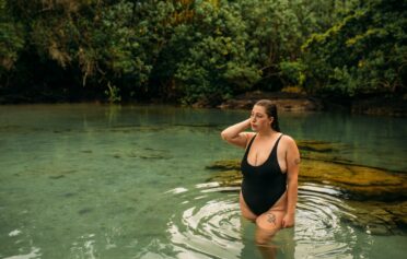 Frau in Badeanzug in einem See