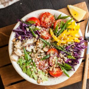 Bunte Salat Bowl mit Gemüse und Beilagen.