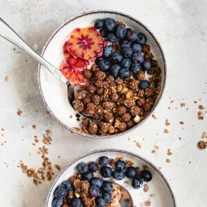 Eine gesunde Frühstücksbowl mit Obst und Nüssen.