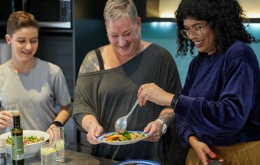 Drei Frauen kochen zusammen