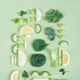 Gesundes Obst und Gemüse auf grünem Hintergrund