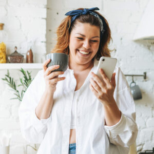 junge Frau in ihrer Küche