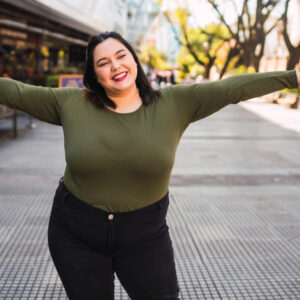 Glückliche junge übergewichtige Frau