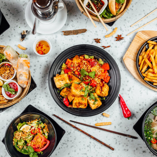 Verschiedene Schüsseln mit gesunden Gerichten zum Abendessen.