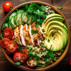 Salat-Bowl mit Avocado und Hähnchen