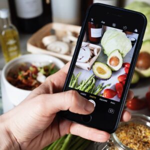 Eine Person fotographiert ihr gesundes Essen.