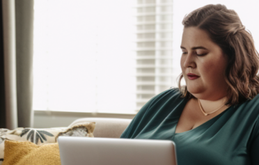 Frau sitzt am Laptop