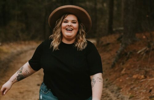 plus size Frau im Wald