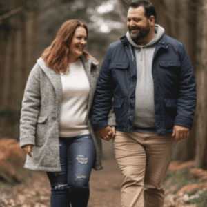 Ein plus size Paar spaziert durch einen Wald.