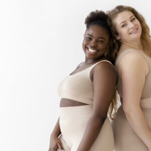 lachende Frauen in Sportkleidung