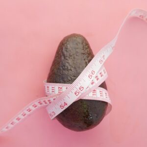 Avocado mit Maßband umwickelt