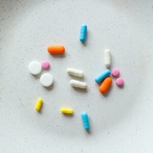 Ein Teller auf dem bunte Tabletten liegen.