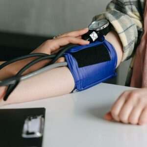 Ein Arm, an dem gerade der Blutdruck gemessen wird.