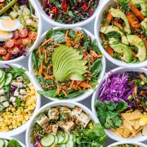 Verschiedene Schüssel mit gesunden Gemüsegerichten.