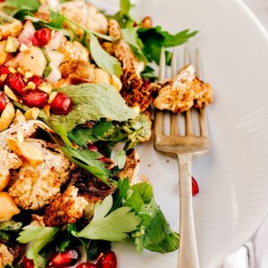 Salat mit Gemüse und Hähnchen.