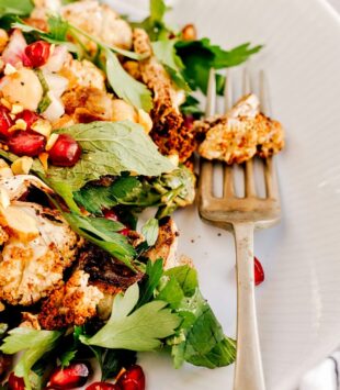 Salat mit Gemüse und Hähnchen.