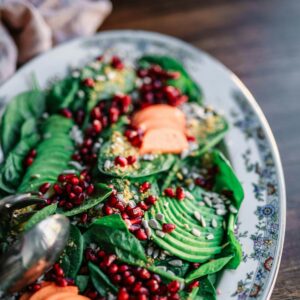 Ein leckerer Avocado Salat mit Sesam und Granatapfelkernen.