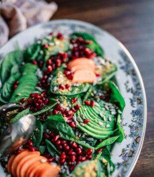 Ein leckerer Avocado Salat mit Sesam und Granatapfelkernen.