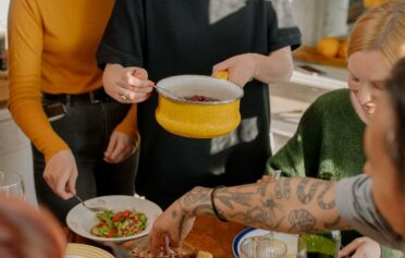 Menschen kochen zusammen