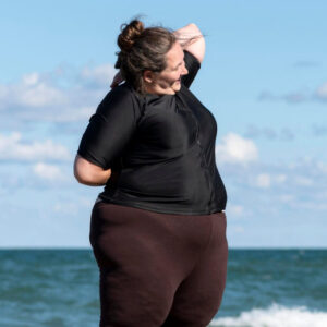 plus size Frau macht Sport am Strand