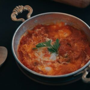 Eine Tomatensoße mit roten Bohnen.
