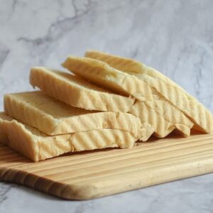 Ein Brett mit Weizentoastscheiben.