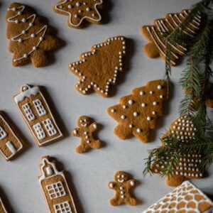 Mehrere dekorierte Weihnachtsplätzchen liegen auf einem Tisch platziert.