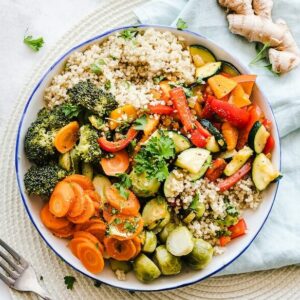 Ein Teller mit einer Gemüse-Quinoa-Bowl.