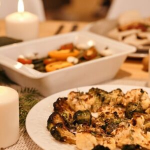 Weihnachtlicher Tisch mit Essen und Adventskranz.