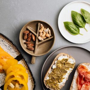 Verschiedenen Platten mit gesunden Snacks.