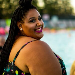 plus size Frau am Pool