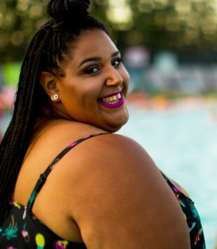 plus size Frau am Pool